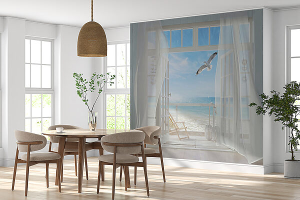 Blick auf einen Strand aus einem Zimmer mit einem Vogel, der über ihn fliegt Blick auf einen Strand aus einem Zimmer mit einem Vogel, der über ihn fliegt
