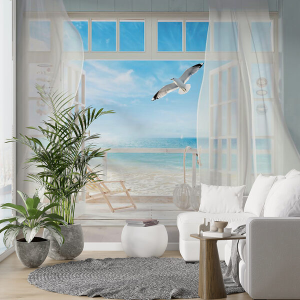 Blick auf einen Strand aus einem Zimmer mit einem Vogel, der über ihn fliegt Blick auf einen Strand aus einem Zimmer mit einem Vogel, der über ihn fliegt