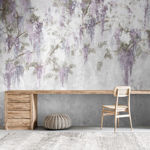 Weiße Wand mit lila Blumen Weiße Wand mit lila Blumen