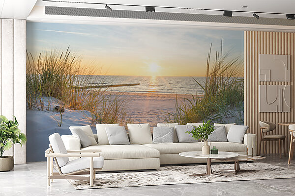 Strand mit Gras und einem Gewässer Strand mit Gras und einem Gewässer