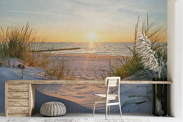 Strand mit Gras und einem Gewässer Strand mit Gras und einem Gewässer