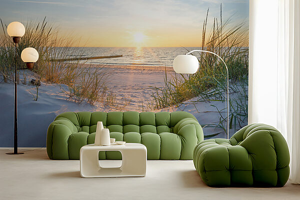 Strand mit Gras und einem Gewässer Strand mit Gras und einem Gewässer