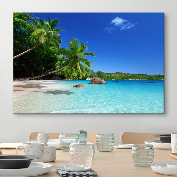 Ein Strand mit Palmen und blauem Wasser Ein Strand mit Palmen und blauem Wasser