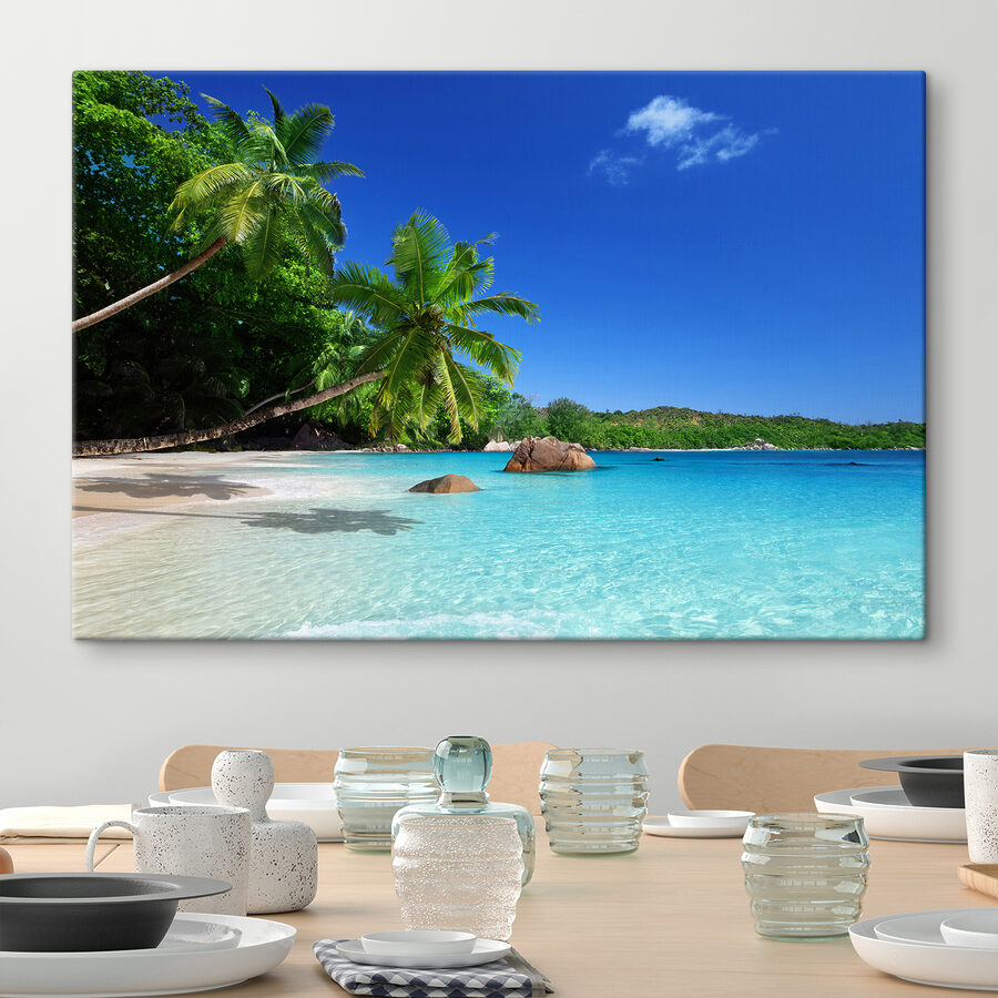Ein Strand mit Palmen und blauem Wasser
