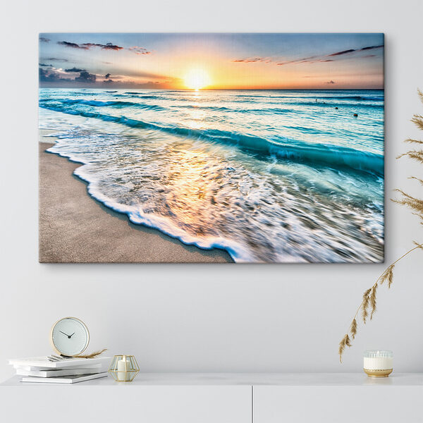 Ein Strand mit Wellen und einem Sonnenuntergang Ein Strand mit Wellen und einem Sonnenuntergang