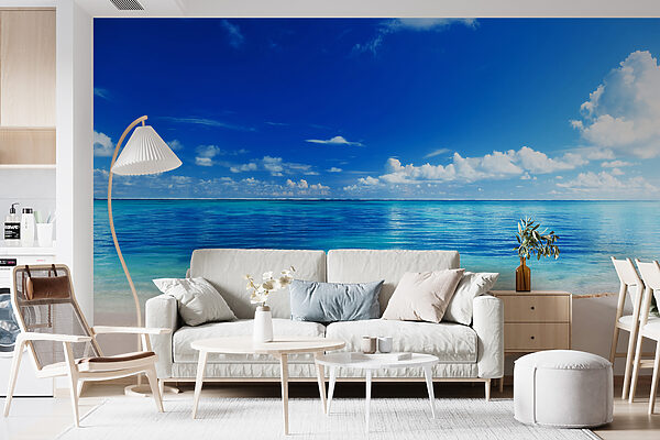 Strand mit blauem Wasser und Wolken Strand mit blauem Wasser und Wolken