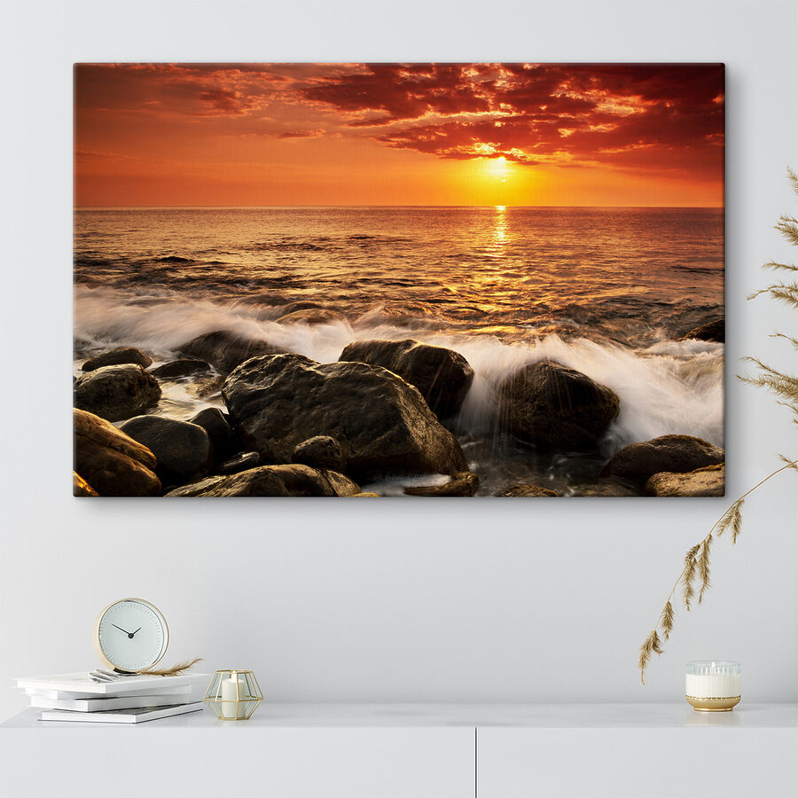 Ein Sonnenuntergang über einem felsigen Strand