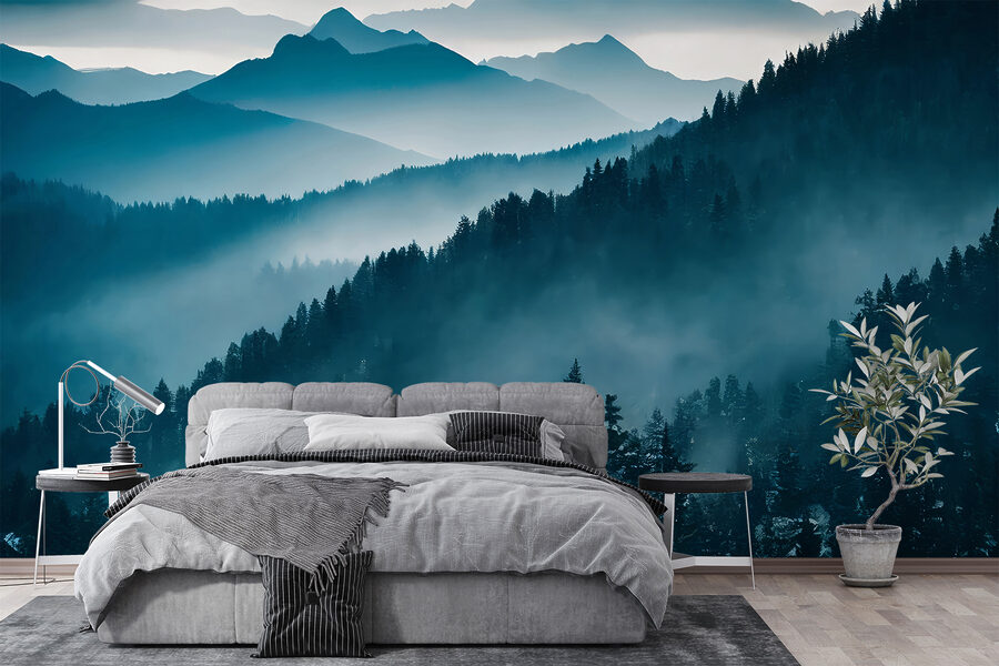 Bergkette mit Bäumen und Nebel Bergkette mit Bäumen und Nebel