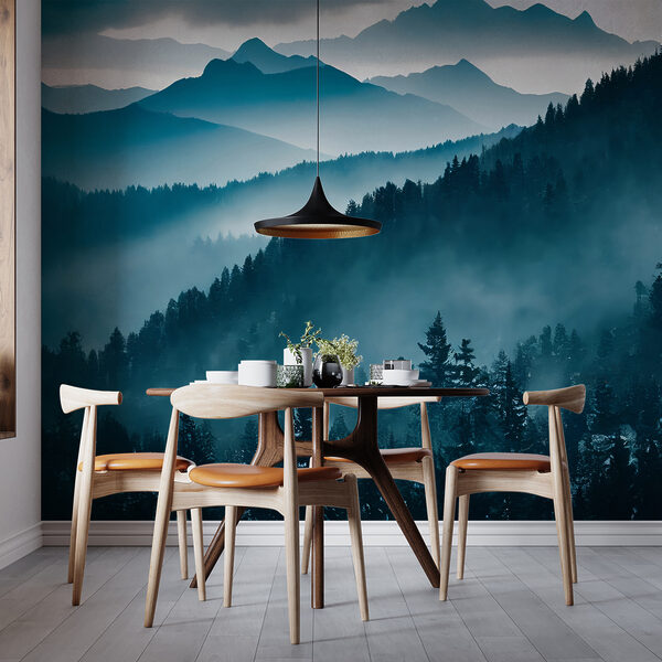 Bergkette mit Bäumen und Nebel Bergkette mit Bäumen und Nebel