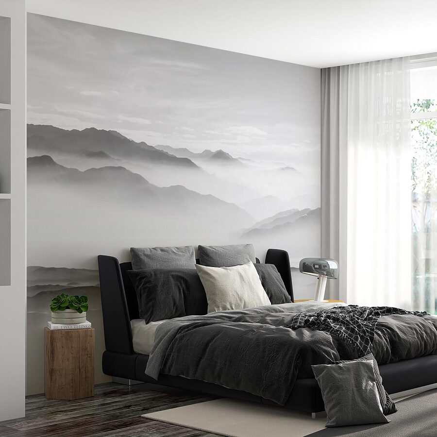 Neblige Landschaft mit Bergen