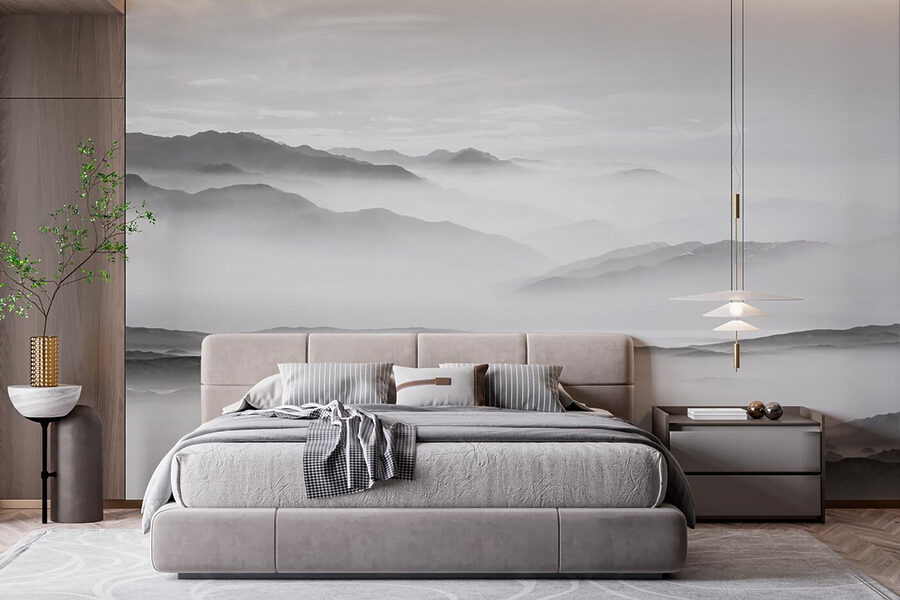Neblige Landschaft mit Bergen