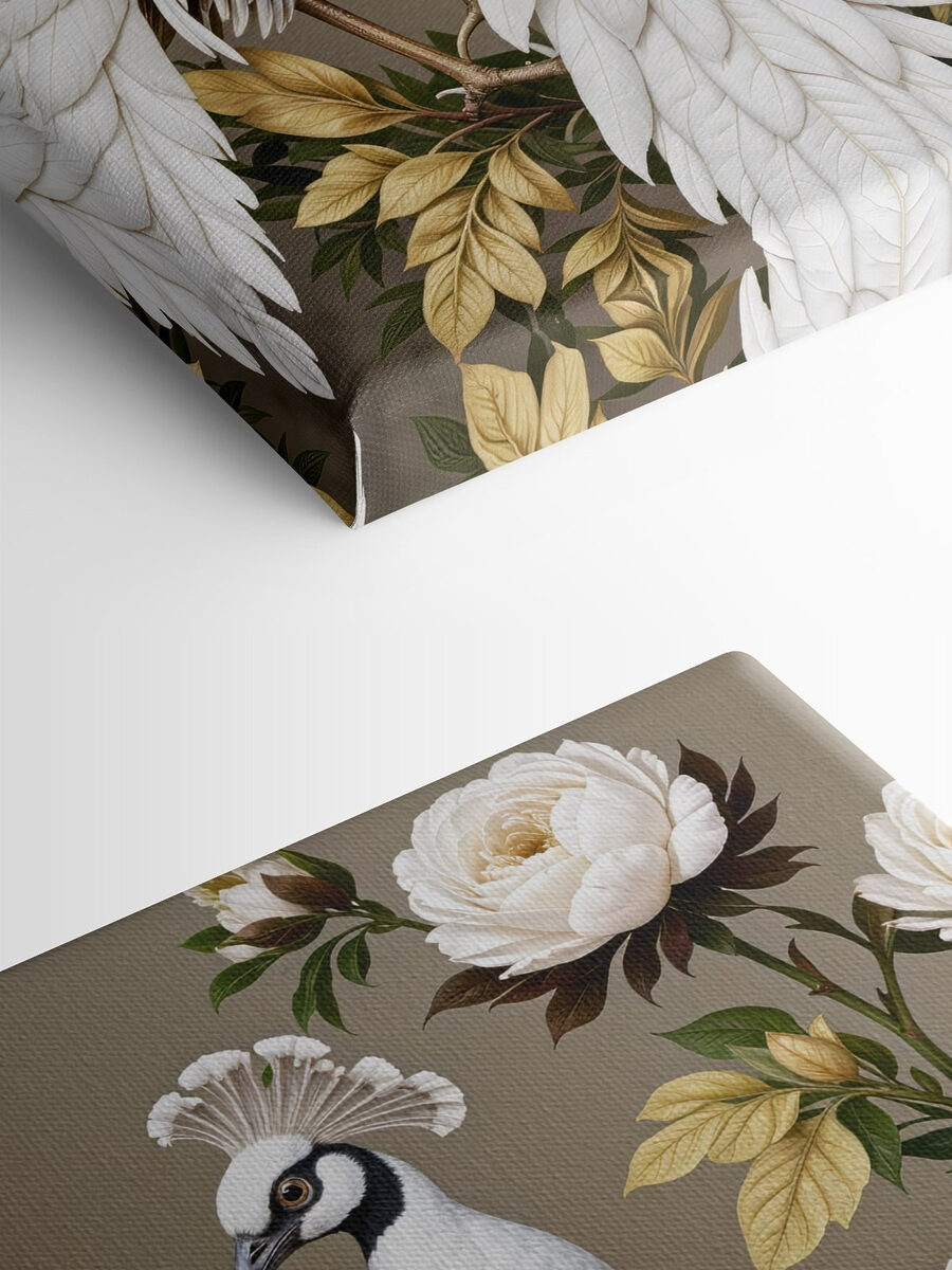 Paar weiße Pfaue auf einem Zweig mit Blumen Paar weiße Pfaue auf einem Zweig mit Blumen