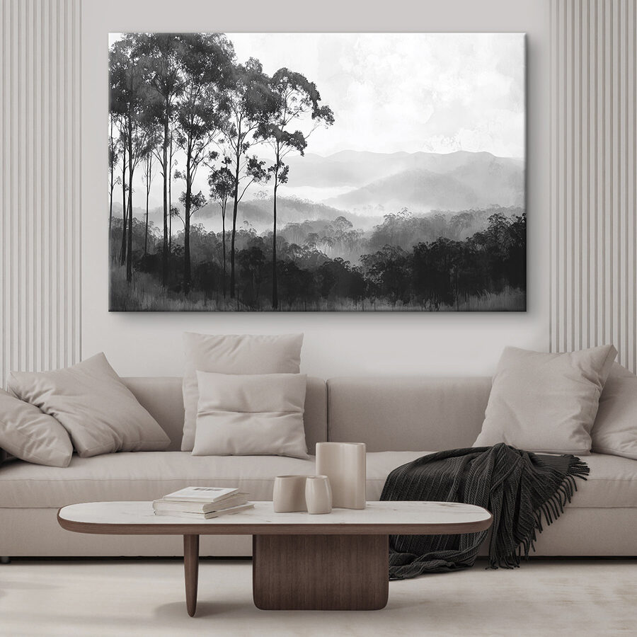 Wald mit Bäumen und Bergen im Hintergrund