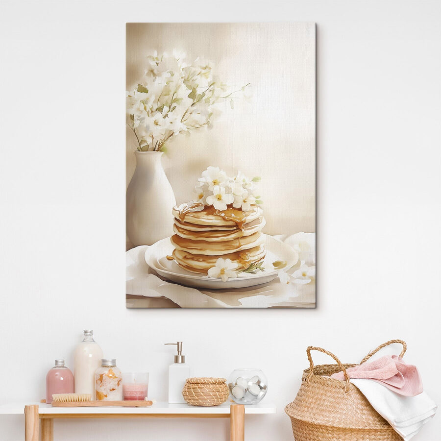 Stapel von Pfannkuchen mit Blumen obenauf