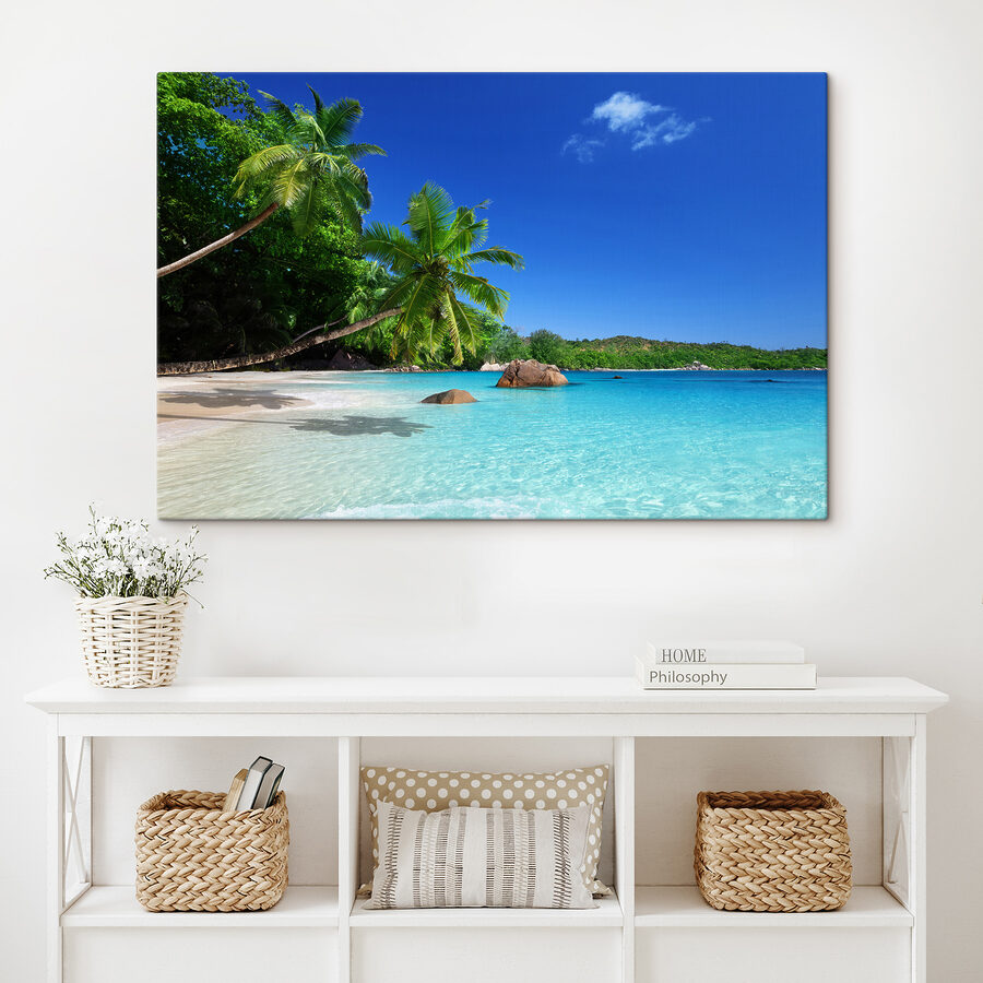 Ein Strand mit Palmen und blauem Wasser