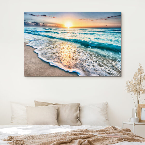 Ein Strand mit Wellen und einem Sonnenuntergang Ein Strand mit Wellen und einem Sonnenuntergang