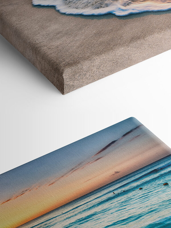 Ein Strand mit Wellen und einem Sonnenuntergang Ein Strand mit Wellen und einem Sonnenuntergang