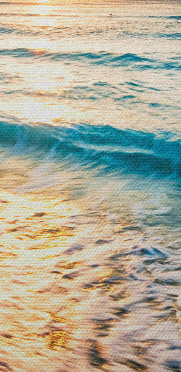 Ein Strand mit Wellen und einem Sonnenuntergang Ein Strand mit Wellen und einem Sonnenuntergang