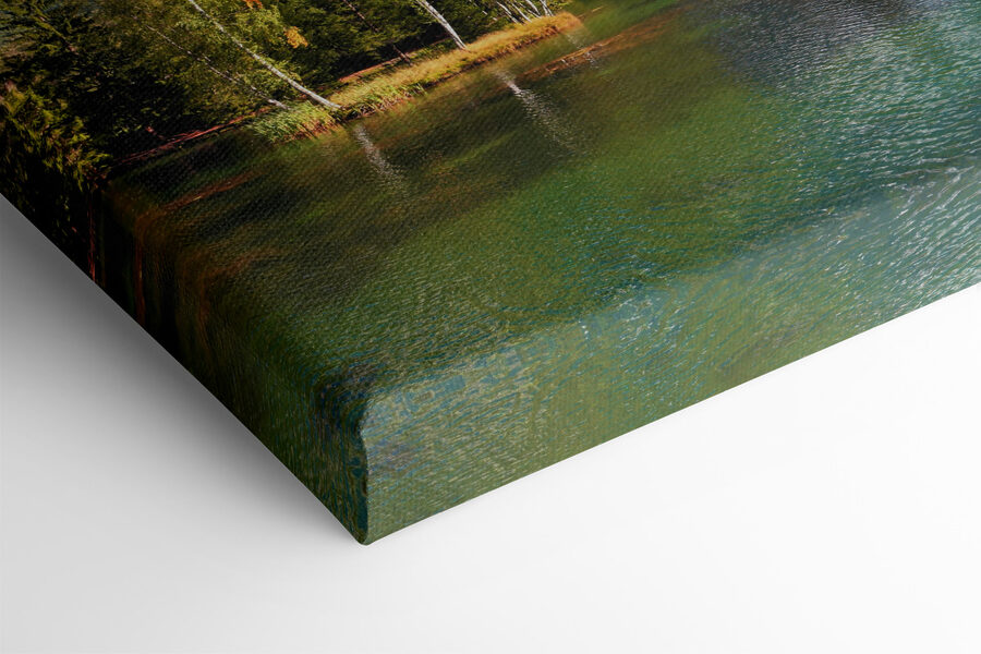 Ein von Bäumen und Bergen umgebener See Ein von Bäumen und Bergen umgebener See