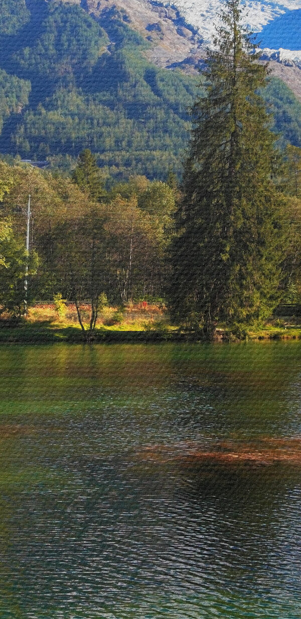 Ein von Bäumen und Bergen umgebener See Ein von Bäumen und Bergen umgebener See