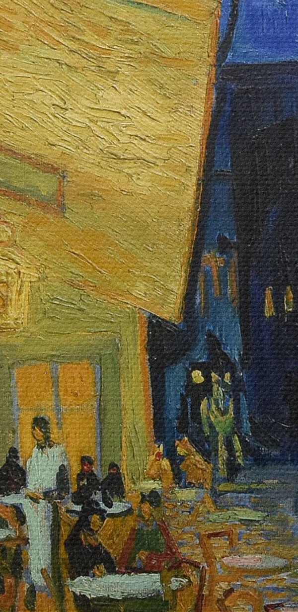 Ein Gemälde einer Straße mit Tischen und Stühlen Ein Gemälde einer Straße mit Tischen und Stühlen