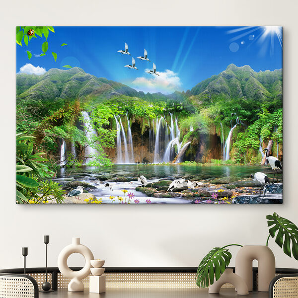 Ein Wasserfall mit darüber fliegenden Vögeln Ein Wasserfall mit darüber fliegenden Vögeln