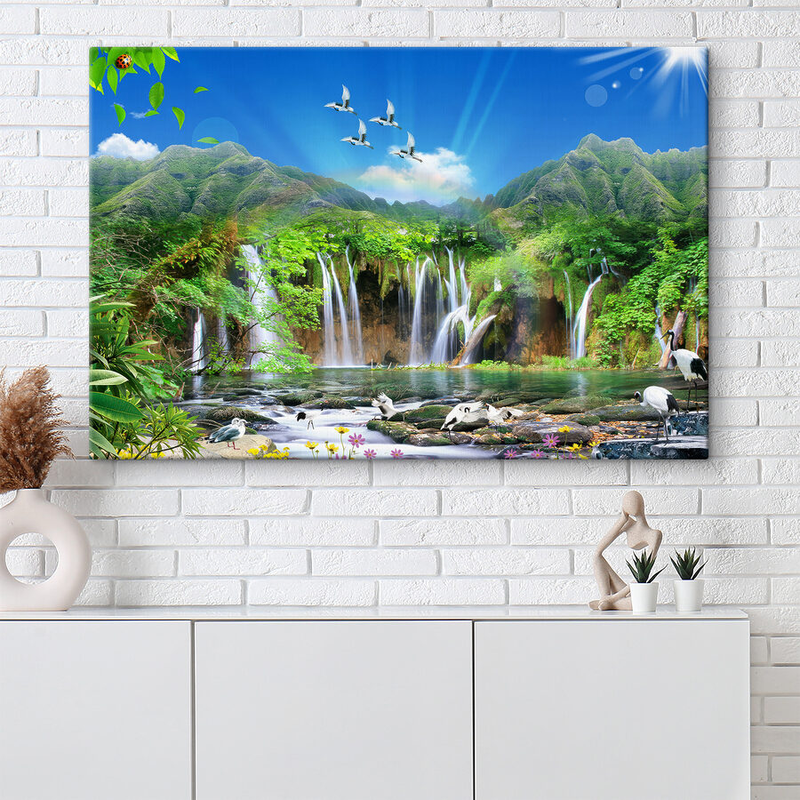 Ein Wasserfall mit darüber fliegenden Vögeln