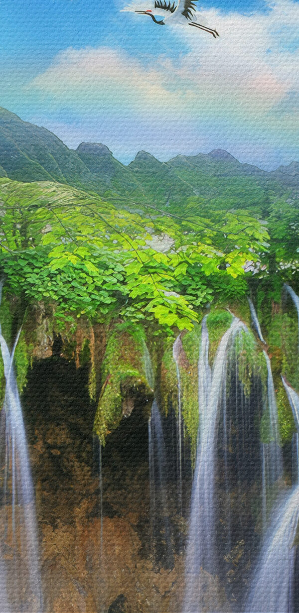 Ein Wasserfall mit darüber fliegenden Vögeln Ein Wasserfall mit darüber fliegenden Vögeln