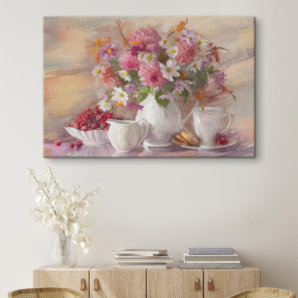 Ein Bild mit Blumen in einer Vase und einer Schüssel mit Essen Ein Bild mit Blumen in einer Vase und einer Schüssel mit Essen