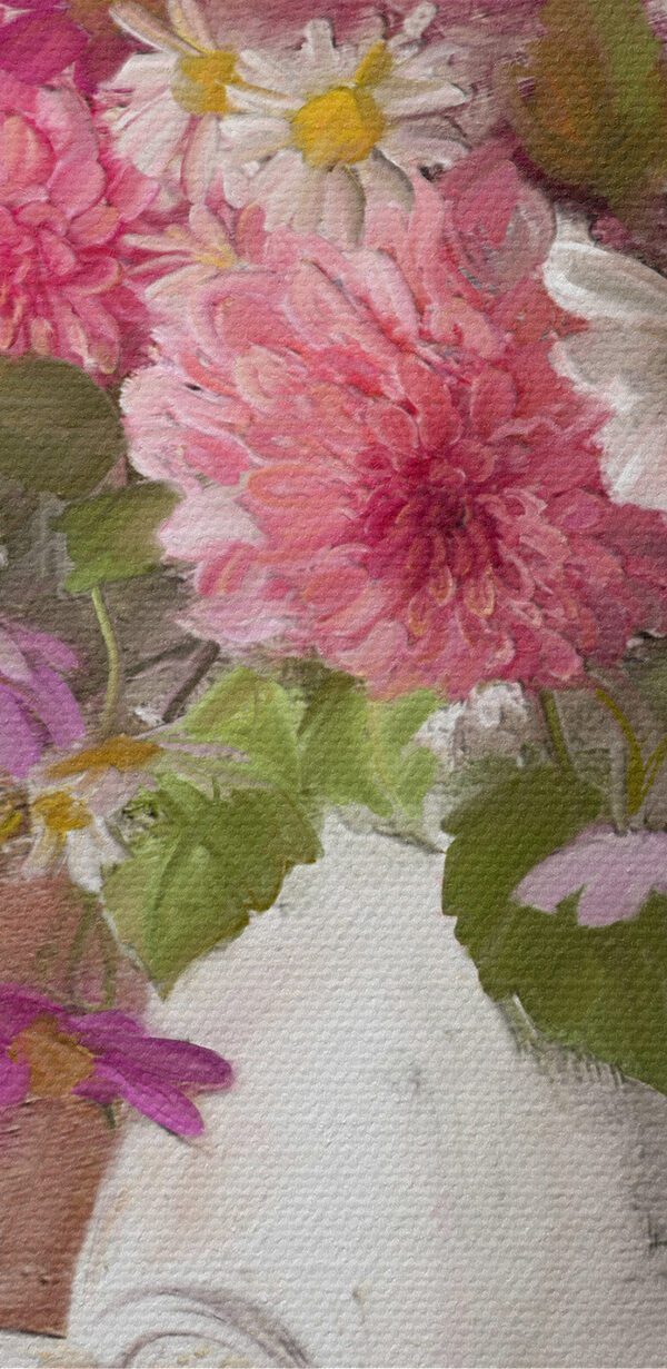 Ein Bild mit Blumen in einer Vase und einer Schüssel mit Essen Ein Bild mit Blumen in einer Vase und einer Schüssel mit Essen