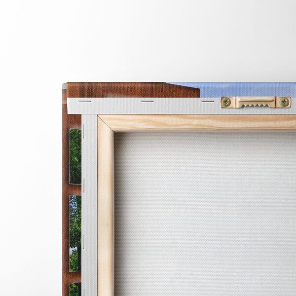 Ein Fenster mit einem See und Bäumen Ein Fenster mit einem See und Bäumen