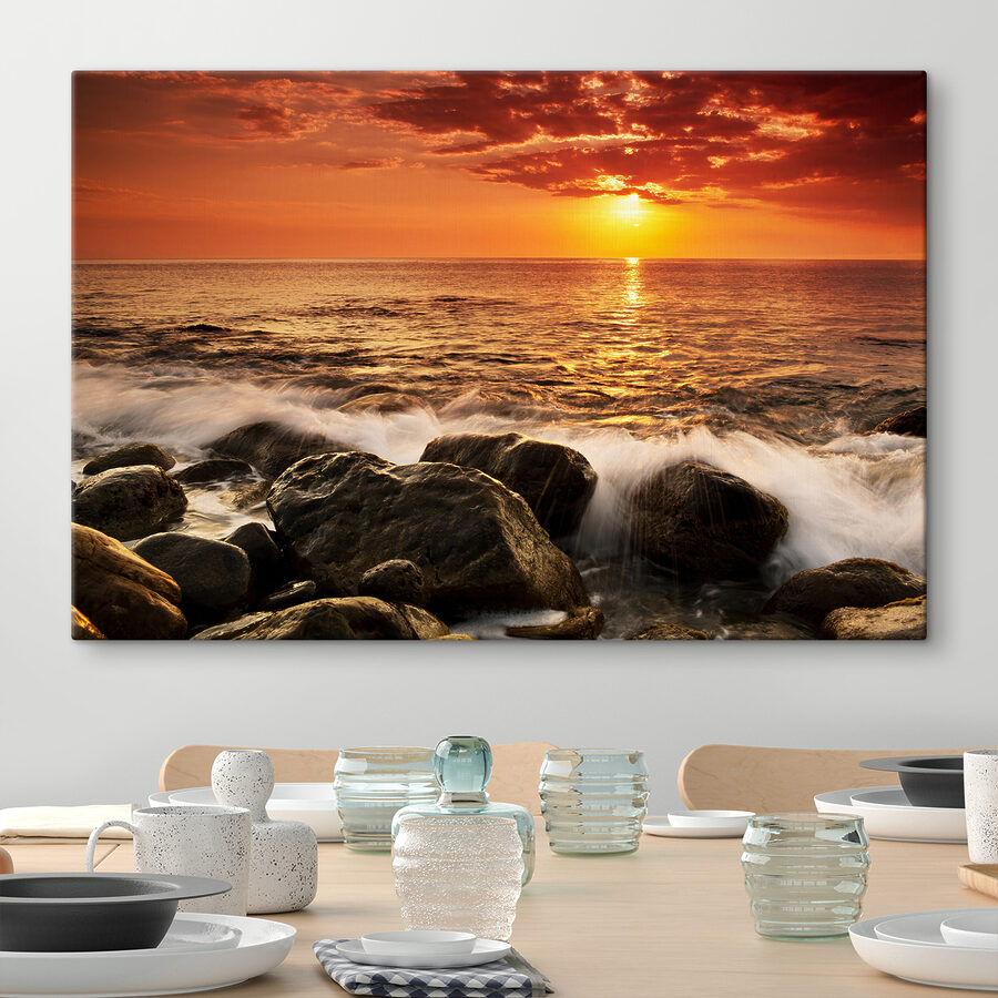 Ein Sonnenuntergang über einem felsigen Strand