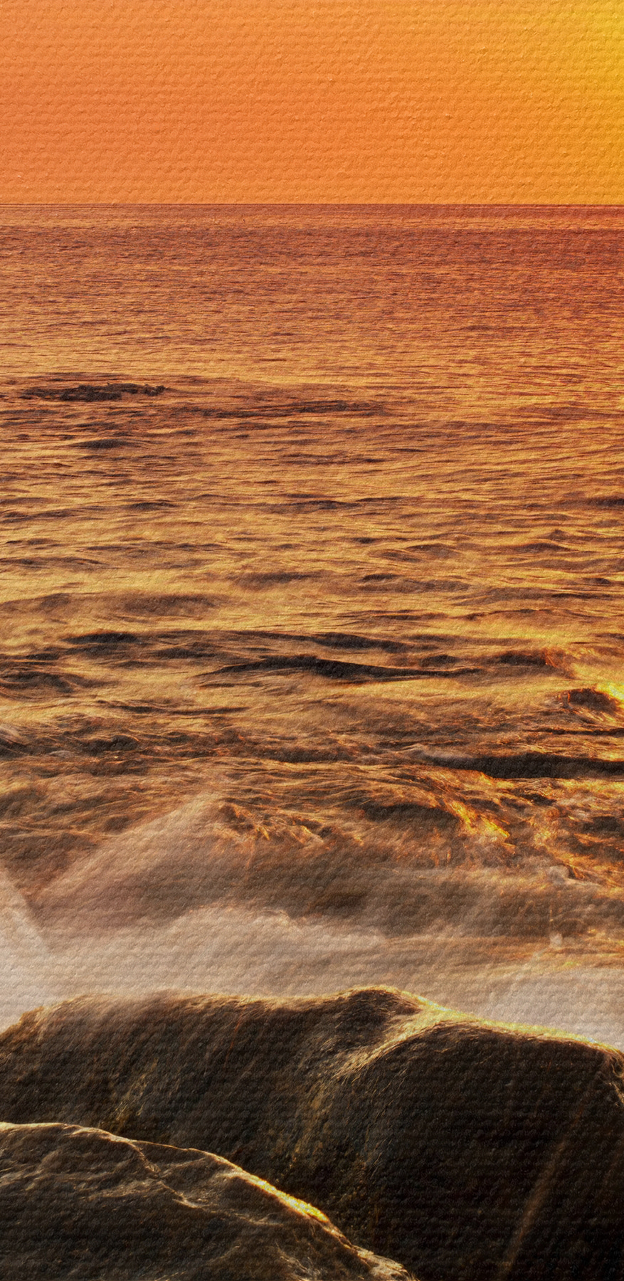 Ein Sonnenuntergang über einem felsigen Strand