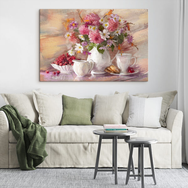 Ein Gemälde mit Blumen in einer Vase und einer Schale mit Croissants Ein Gemälde mit Blumen in einer Vase und einer Schale mit Croissants