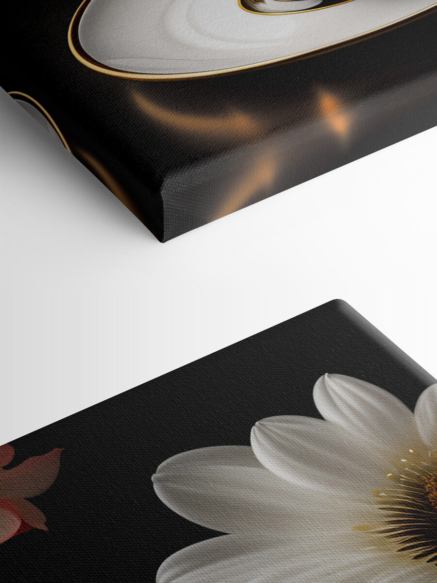 Eine Tasse Kaffee und eine Blume Eine Tasse Kaffee und eine Blume