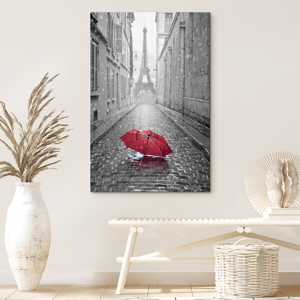 Ein roter Regenschirm in einer Straße mit einem Turm im Hintergrund Ein roter Regenschirm in einer Straße mit einem Turm im Hintergrund