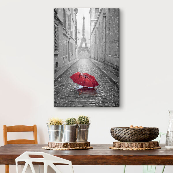 Ein roter Regenschirm in einer Straße mit einem Turm im Hintergrund Ein roter Regenschirm in einer Straße mit einem Turm im Hintergrund