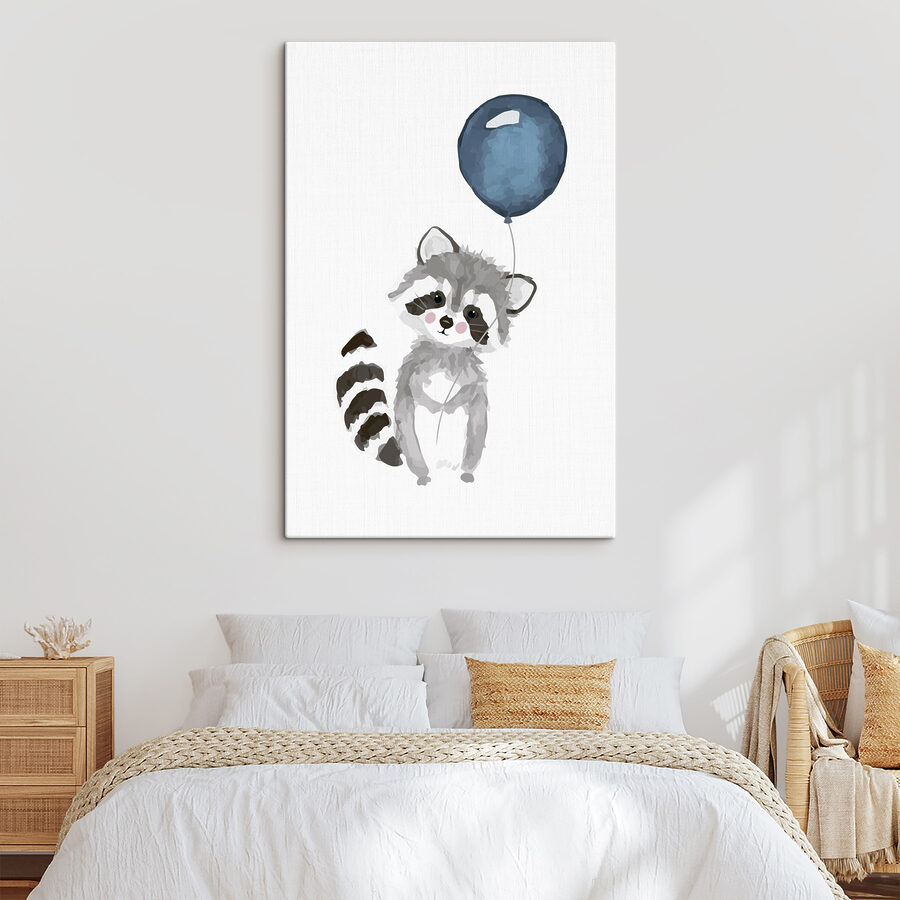 Ein Waschbär hält einen Luftballon
