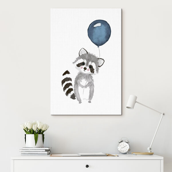Ein Waschbär hält einen Luftballon Ein Waschbär hält einen Luftballon