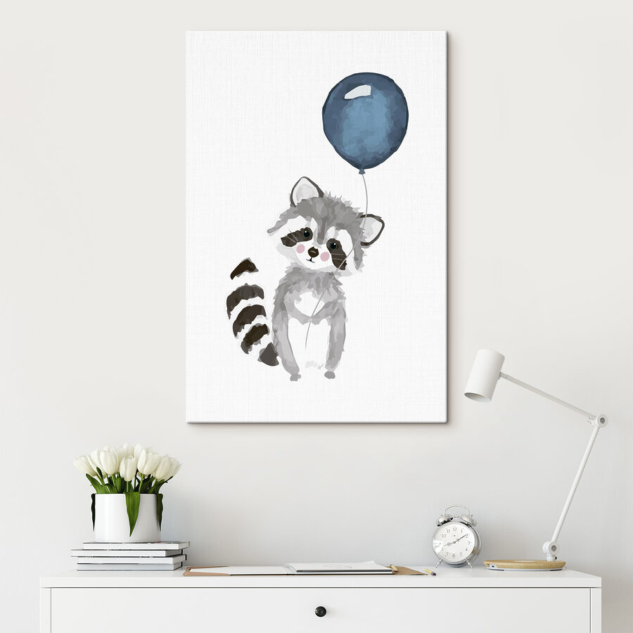 Ein Waschbär hält einen Luftballon