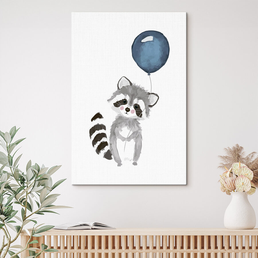 Ein Waschbär hält einen Luftballon