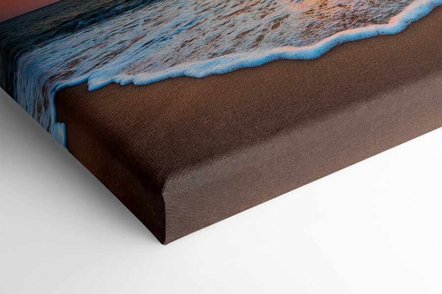 Ein Sonnenuntergang über einem Strand Ein Sonnenuntergang über einem Strand
