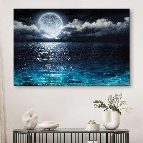 Ein Mond über dem nächtlichen Wasser Ein Mond über dem nächtlichen Wasser