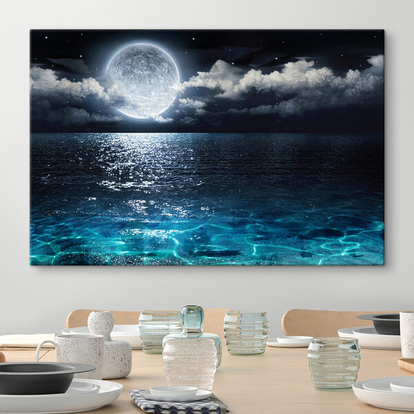 Ein Mond über dem nächtlichen Wasser Ein Mond über dem nächtlichen Wasser