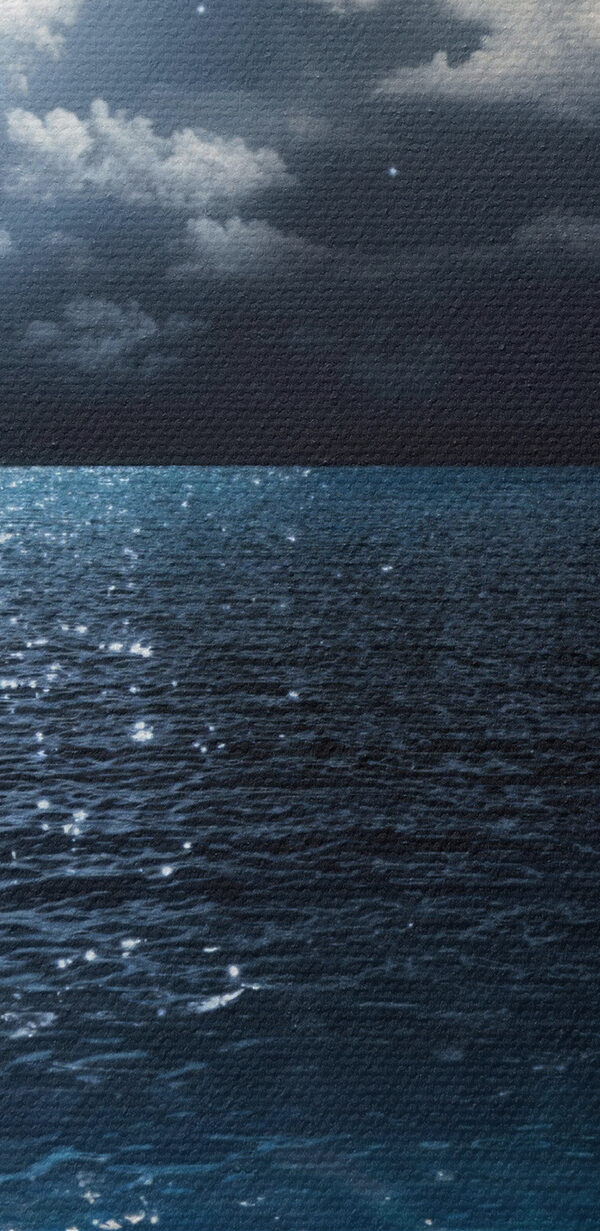 Ein Mond über dem nächtlichen Wasser Ein Mond über dem nächtlichen Wasser
