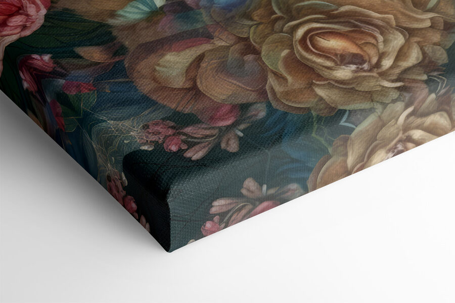 Ein Pfau mit Blumen und Blättern