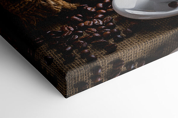 Eine Tasse Kaffee und eine Tüte mit Kaffeebohnen Eine Tasse Kaffee und eine Tüte mit Kaffeebohnen