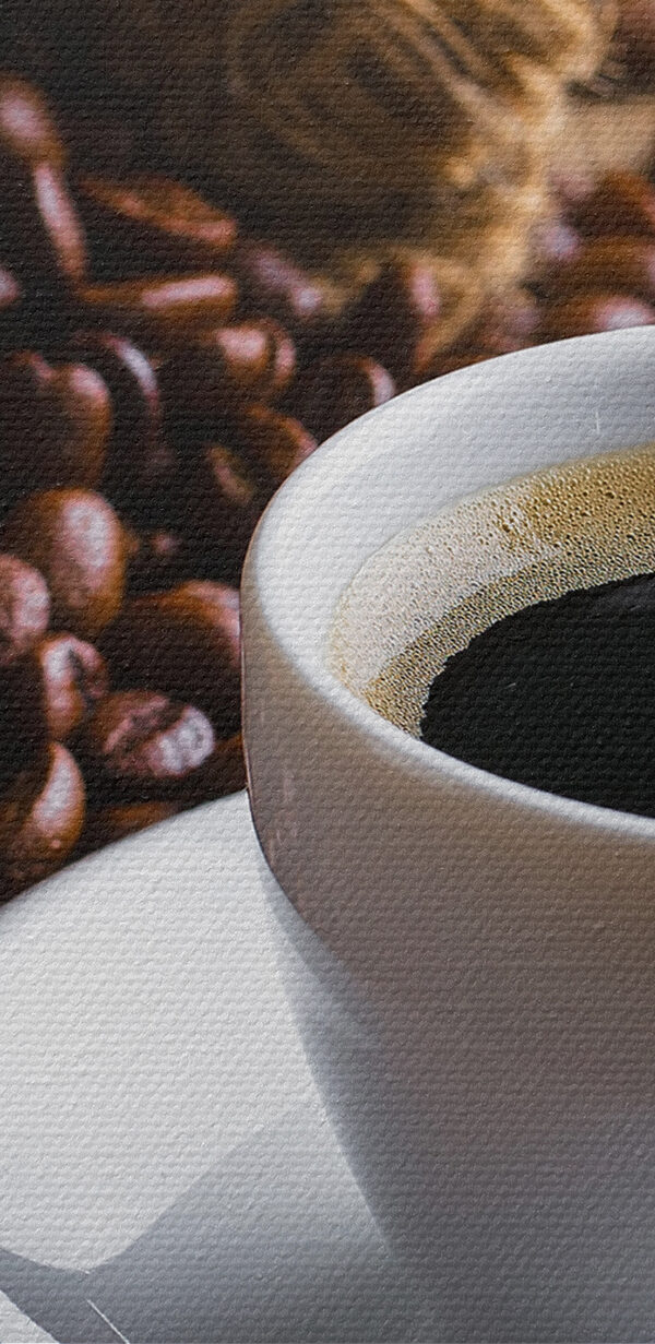 Eine Tasse Kaffee und eine Tüte mit Kaffeebohnen Eine Tasse Kaffee und eine Tüte mit Kaffeebohnen