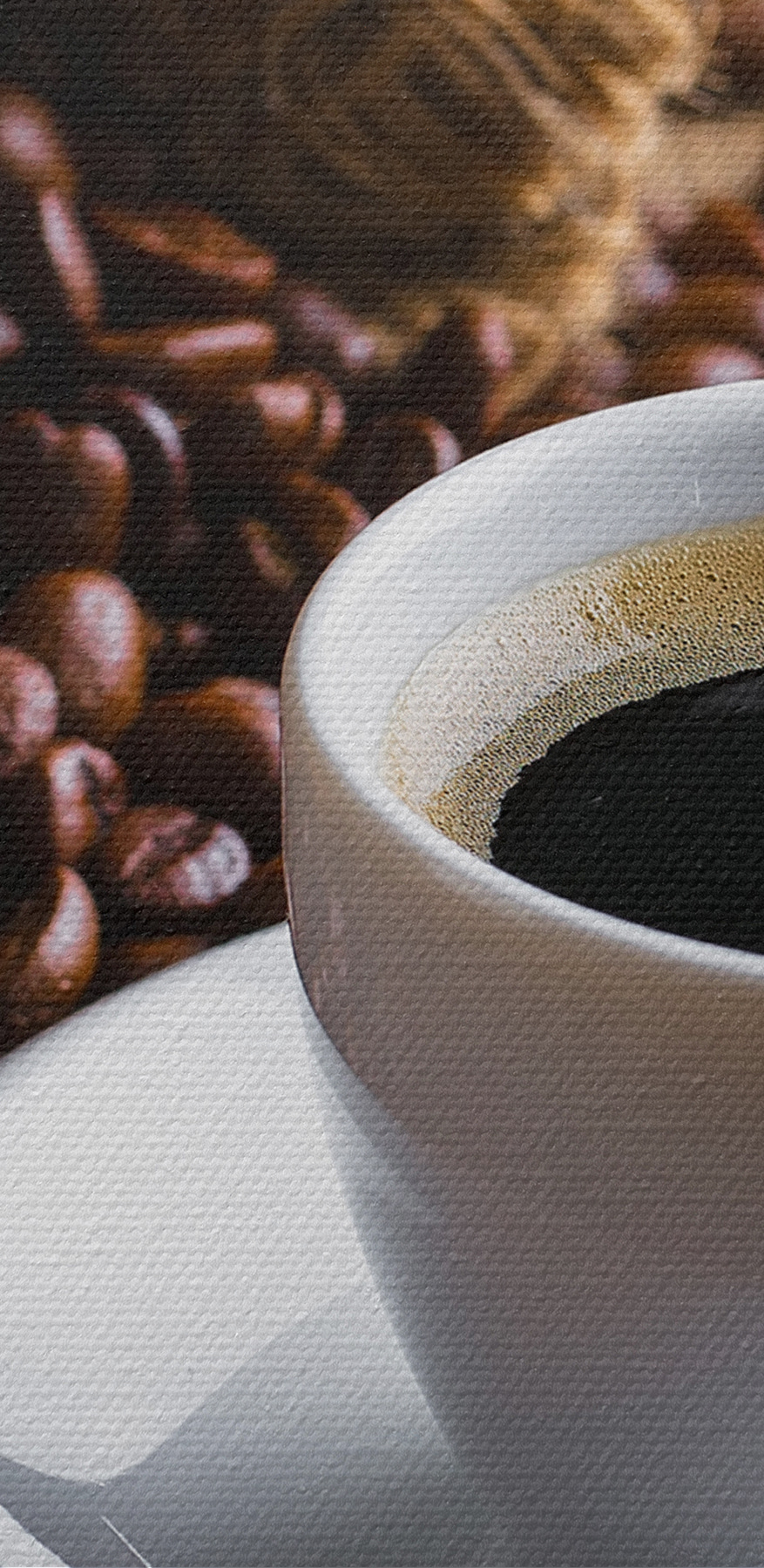 Eine Tasse Kaffee und eine Tüte mit Kaffeebohnen Eine Tasse Kaffee und eine Tüte mit Kaffeebohnen