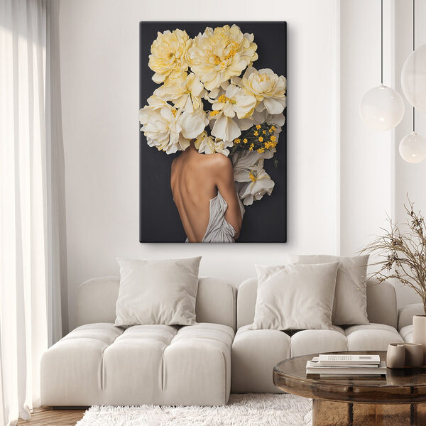 Eine Frau mit Blumen über dem Kopf Eine Frau mit Blumen über dem Kopf